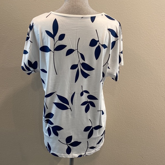 No name Top With Blue Leaves on Vines Size Small - Picture 5 of 5